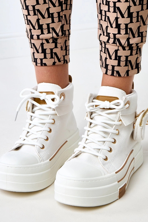 Witte hoge sportschoenen op platform... Witte hoge sportschoenen op platform...