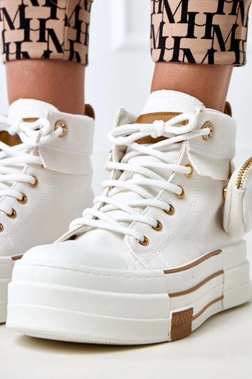 Witte hoge sportschoenen op platform... Witte hoge sportschoenen op platform...