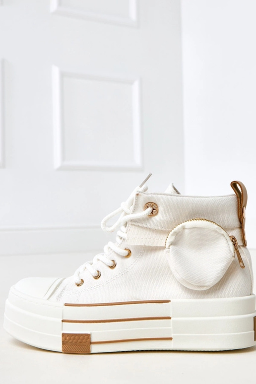 Witte hoge sportschoenen op platform... Witte hoge sportschoenen op platform...