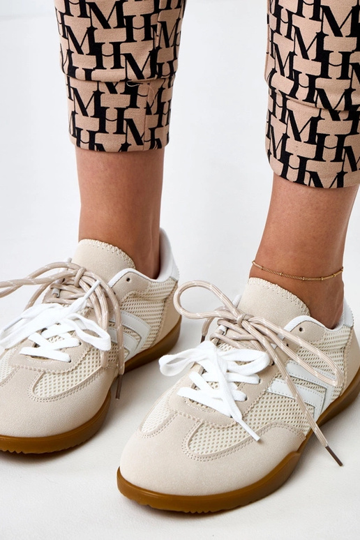 Zandkleurige sportieve schoenen van... Zandkleurige sportieve schoenen van...