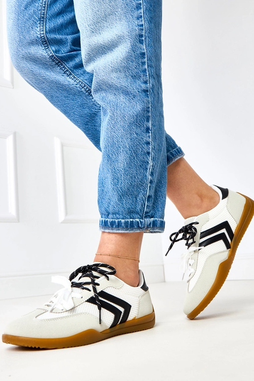 Witte sportieve schoenen van netstof... Witte sportieve schoenen van netstof...