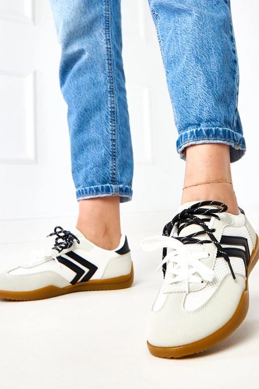 Witte sportieve schoenen van netstof... Witte sportieve schoenen van netstof...