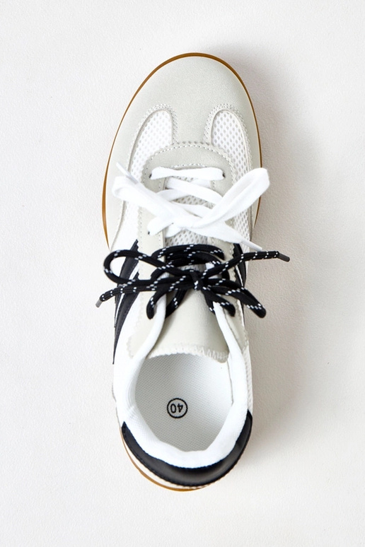 Witte sportieve schoenen van netstof... Witte sportieve schoenen van netstof...