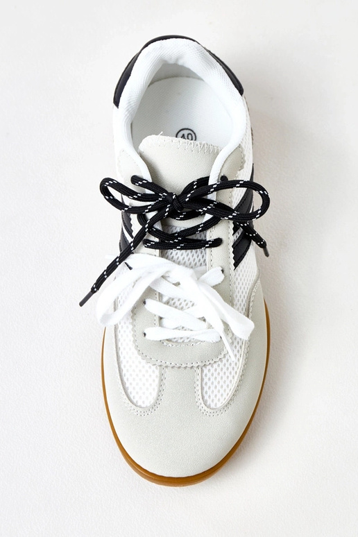 Witte sportieve schoenen van netstof... Witte sportieve schoenen van netstof...