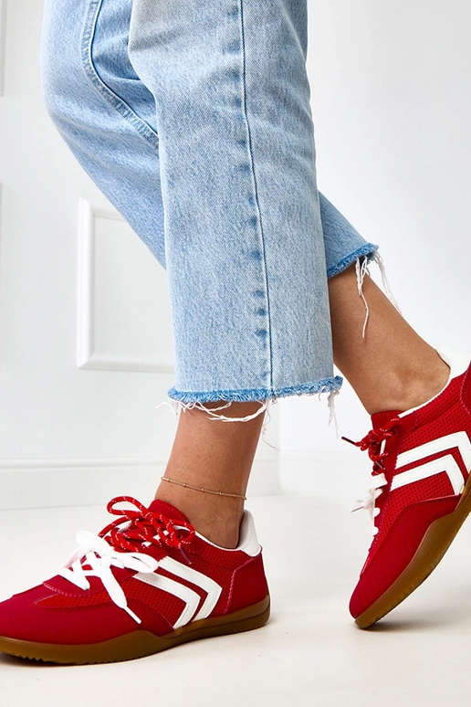 Rode sportieve schoenen van netstof... Rode sportieve schoenen van netstof...