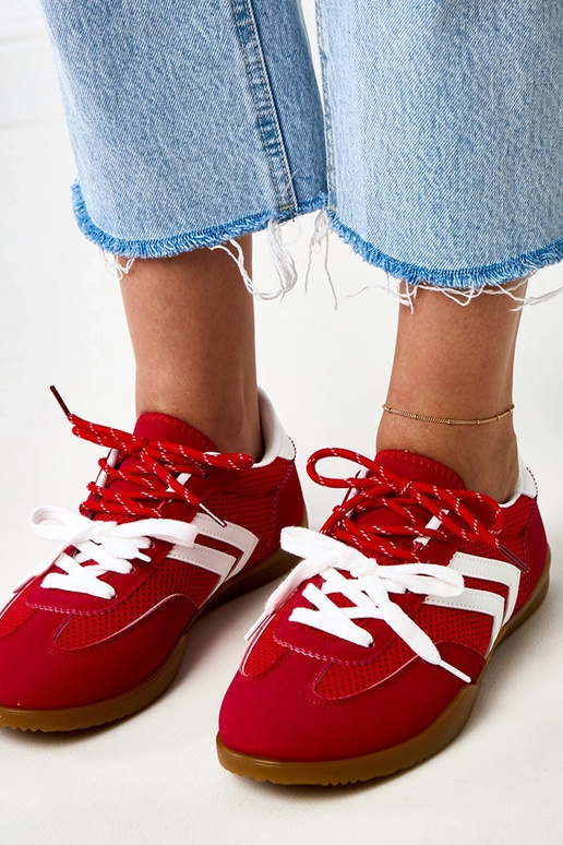 Rode sportieve schoenen van netstof... Rode sportieve schoenen van netstof...