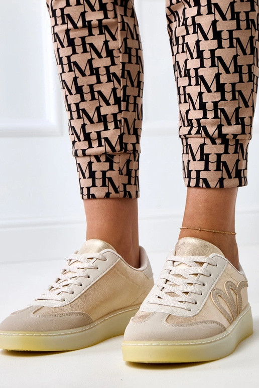 Zandkleurige sportschoenen met... Zandkleurige sportschoenen met...