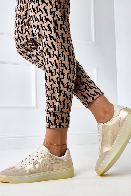 Zandkleurige sportschoenen met... Zandkleurige sportschoenen met...