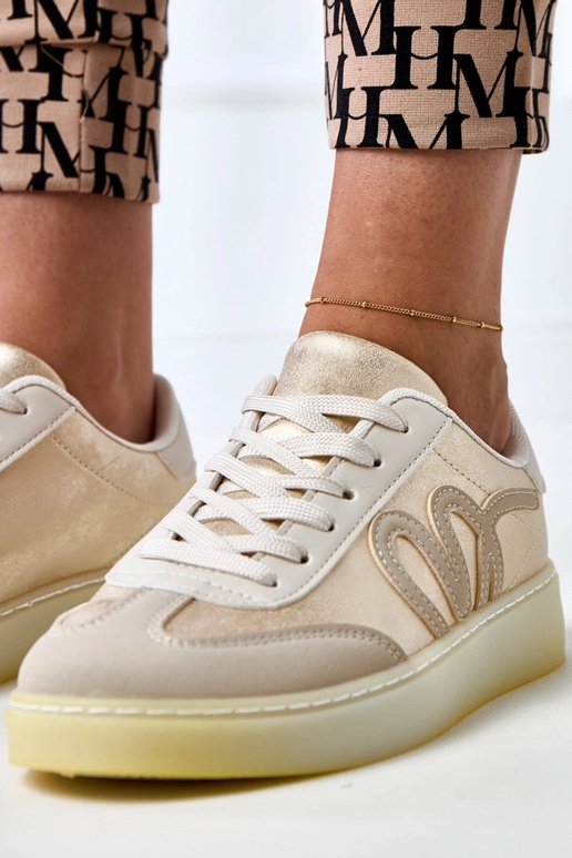 Zandkleurige sportschoenen met... Zandkleurige sportschoenen met...