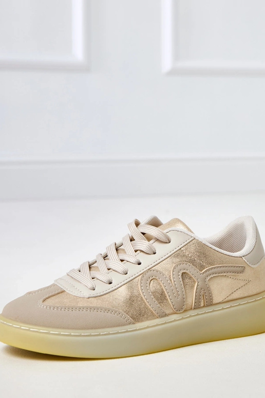 Zandkleurige sportschoenen met... Zandkleurige sportschoenen met...