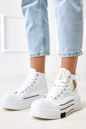 Witte hoge sportschoenen...