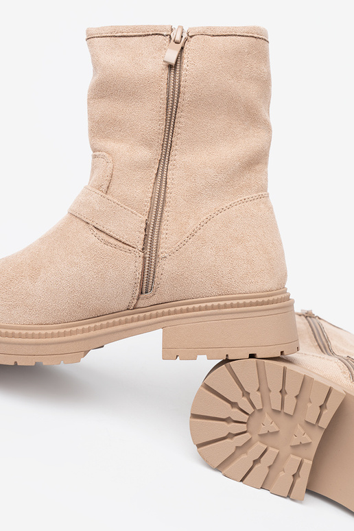 Stijlvol jsnobeige laarzen met decoratieve gespen