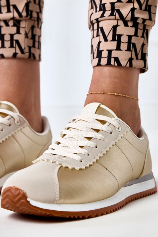 Zandkleurige sneakers met... Zandkleurige sneakers met...