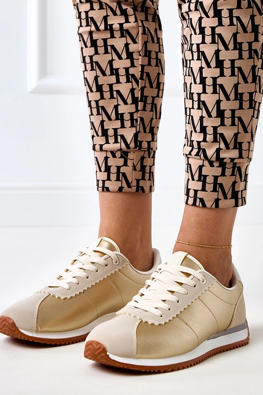 Zandkleurige sneakers met... Zandkleurige sneakers met...