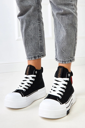 Zwarte hoge platform...