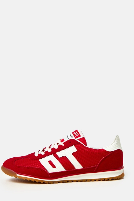 Rode sportschoenen met witte accenten... Rode sportschoenen met witte accenten...