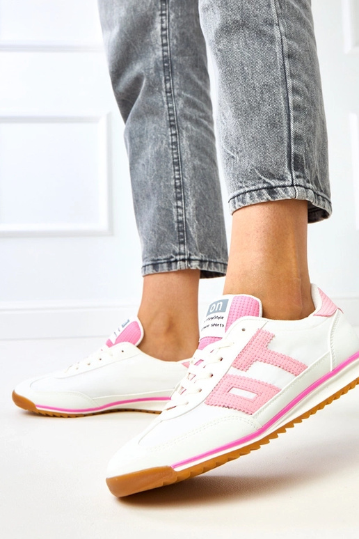 Witte sportschoenen met roze accenten... Witte sportschoenen met roze accenten...