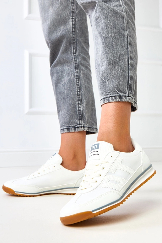 Witte sportschoenen met grijze... Witte sportschoenen met grijze...