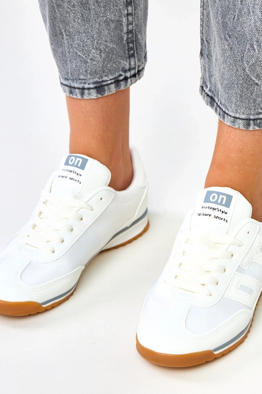 Witte sportschoenen met grijze... Witte sportschoenen met grijze...