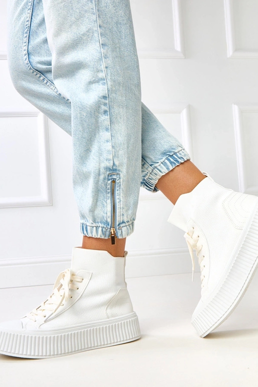 Witte instapsneakers met sokken op... Witte instapsneakers met sokken op...