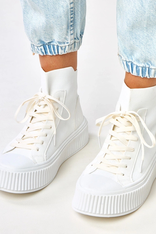 Witte instapsneakers met sokken op... Witte instapsneakers met sokken op...