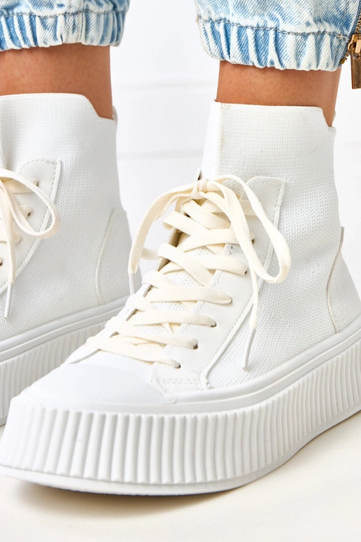 Witte instapsneakers met sokken op... Witte instapsneakers met sokken op...