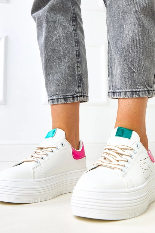 Witte sneakers op een platform met... Witte sneakers op een platform met...