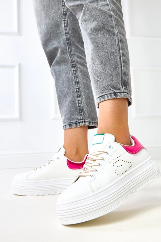 Witte sneakers op een platform met... Witte sneakers op een platform met...
