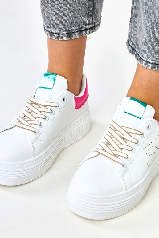 Witte sneakers op een platform met... Witte sneakers op een platform met...