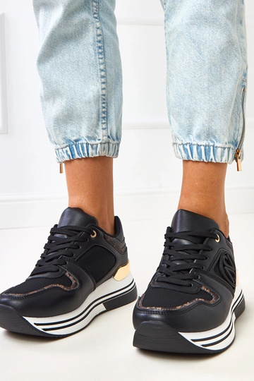 Zwarte sneakers op een...