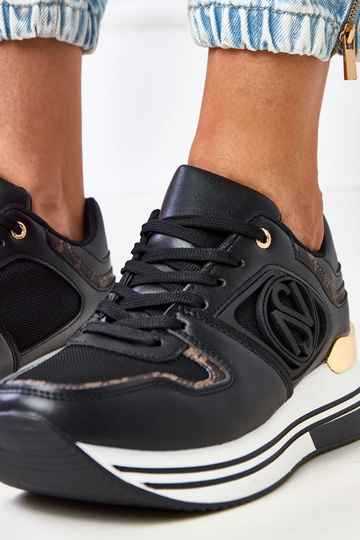 Zwarte sneakers op een... 2