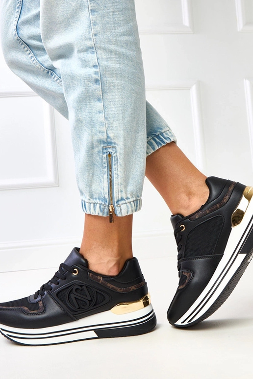 Zwarte sneakers op een platform met...