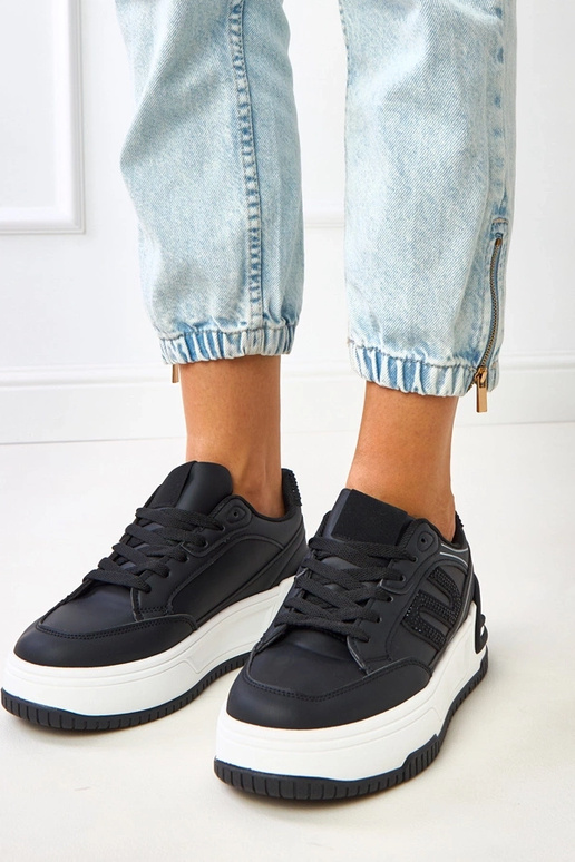 Zwarte sneakers op een platform,...