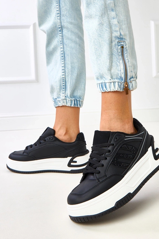 Zwarte sneakers op een platform,...