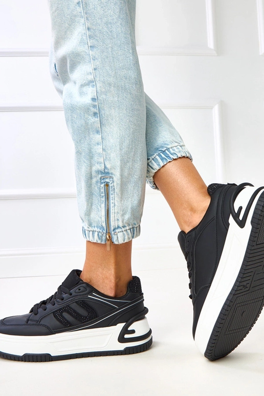 Zwarte sneakers op een platform,...