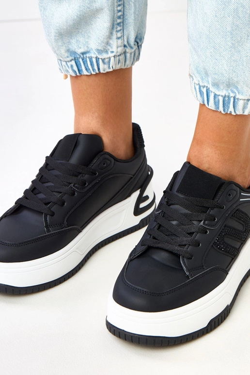 Zwarte sneakers op een platform,...