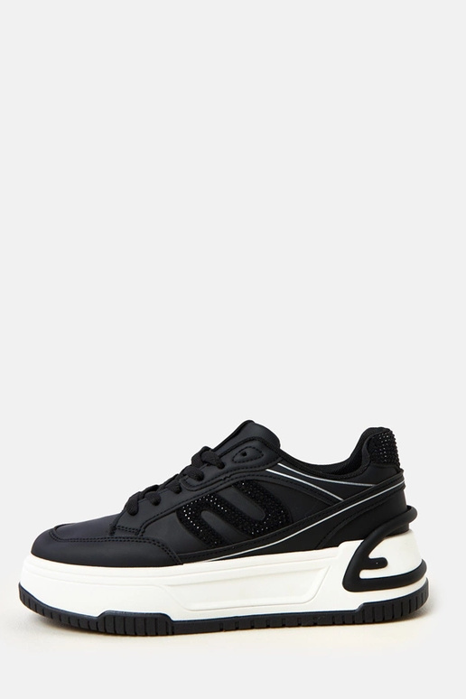 Zwarte sneakers op een platform,...