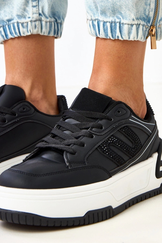 Zwarte sneakers op een platform,...