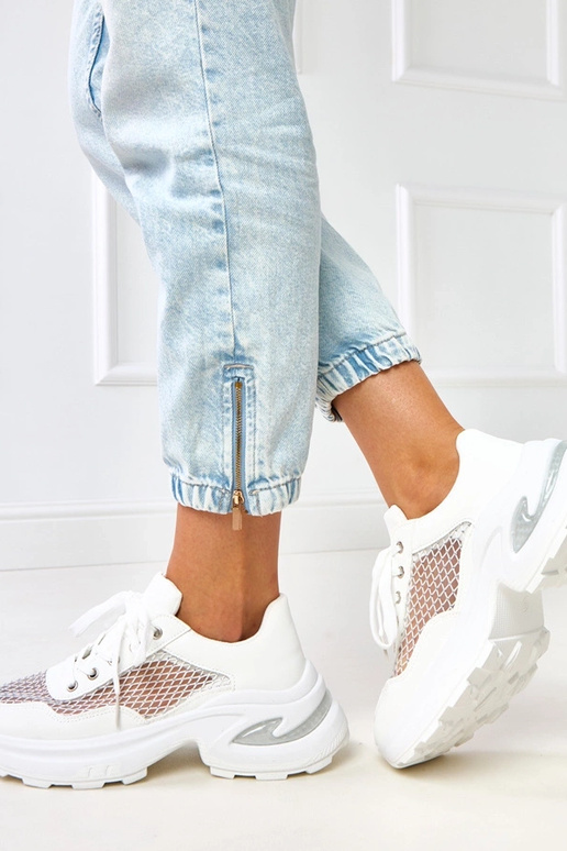 Witte sneakers op een platform met... Witte sneakers op een platform met...