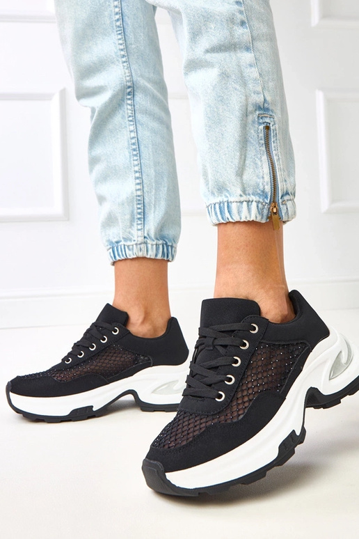 Zwarte sneakers op een platform met... Zwarte sneakers op een platform met...