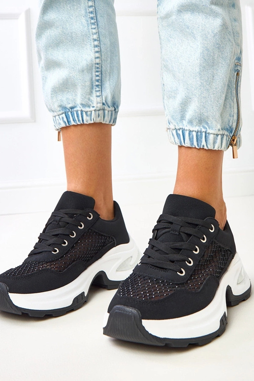 Zwarte sneakers op een platform met... Zwarte sneakers op een platform met...