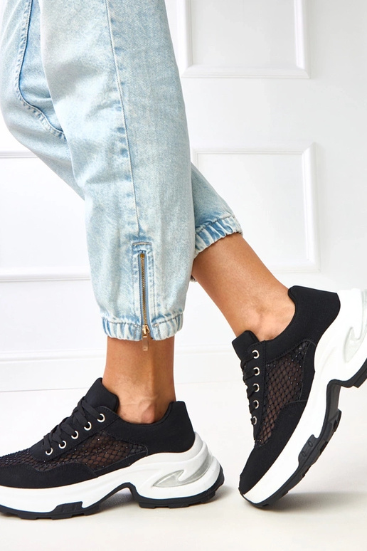 Zwarte sneakers op een platform met... Zwarte sneakers op een platform met...