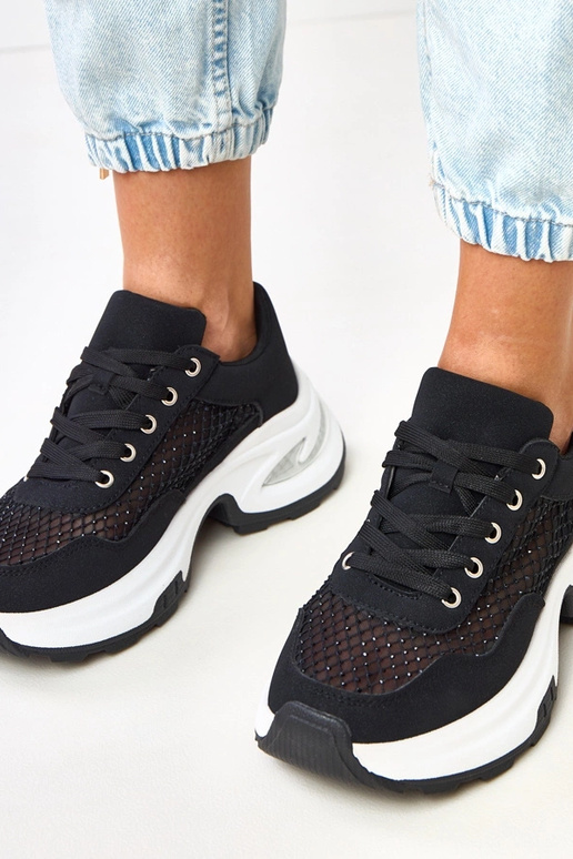 Zwarte sneakers op een platform met... Zwarte sneakers op een platform met...