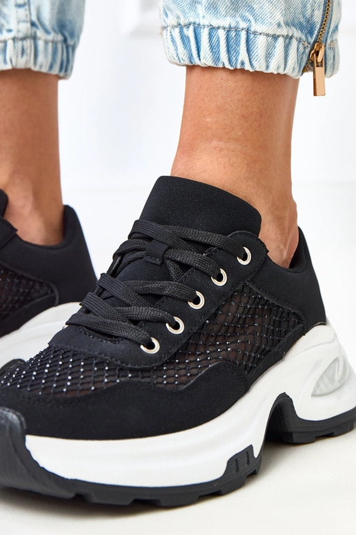 Zwarte sneakers op een platform met... Zwarte sneakers op een platform met...