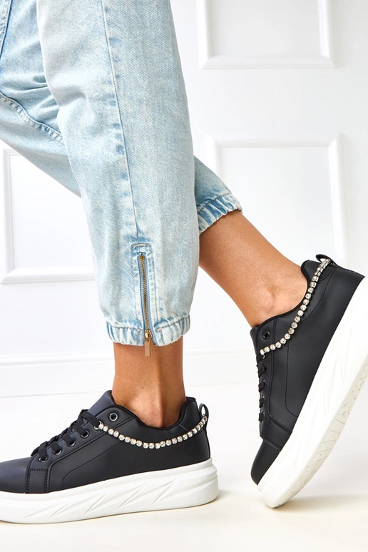 Zwarte sneakers op een platform met... Zwarte sneakers op een platform met...