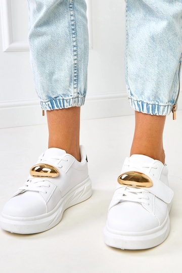 Witte sneakers op een platform met gouden accent "Melania"