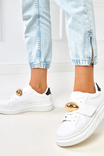 Witte sneakers op een platform met gouden accent "Melania" 2