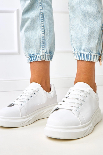 Witte sneakers op een...