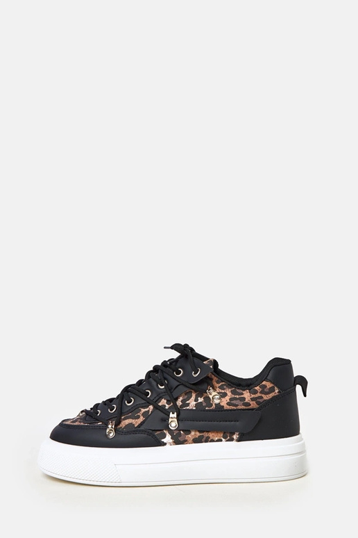 Zwart-witte sneakers op een platform... Zwart-witte sneakers op een platform...