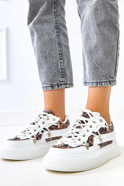 Witte sneakers op een platform met... Witte sneakers op een platform met...